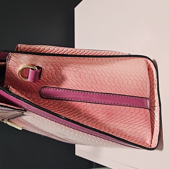 Elegant Pink Snakeskin Handbag - Picture 4 of 4